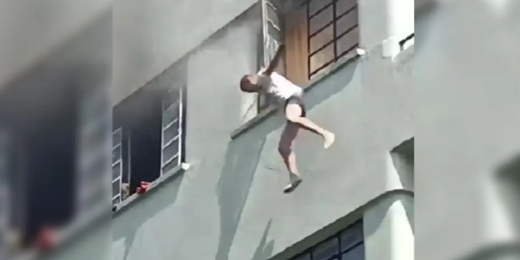 VIDEO: Hombre cae del tercer piso tras incendio en su departamento en CDMX