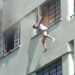 VIDEO: Hombre cae del tercer piso tras incendio en su departamento en CDMX