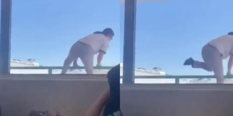VIDEO: Estudiante se arroja desde tercer piso en escuela de Chihuahua