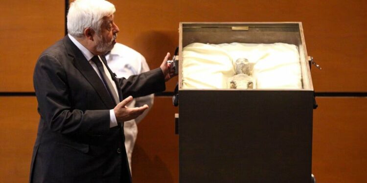 VIDEO: Jaime Maussan presenta cuerpos de seres no humanos en la Cámara de Diputados