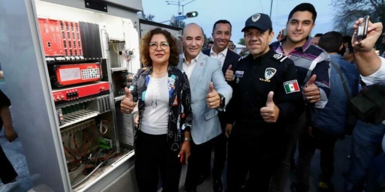 La capital estrena Semáforos Inteligentes, Enrique Galindo realiza el encendido inaugural