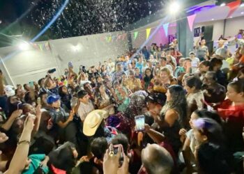 VIDEO: Dejan plantada a quinceañera, su historia se hace viral y pobladores llenan salón de fiestas en SLP