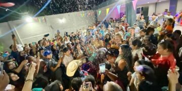 VIDEO: Dejan plantada a quinceañera, su historia se hace viral y pobladores llenan salón de fiestas en SLP
