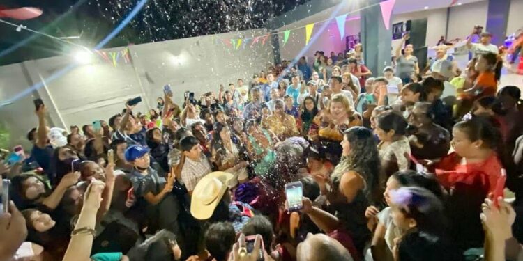 VIDEO: Dejan plantada a quinceañera, su historia se hace viral y pobladores llenan salón de fiestas en SLP