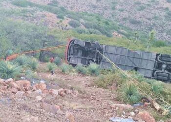 Sin respuesta empresa de autobús que cayó a barranco en Escalerillas; el chófer huyó