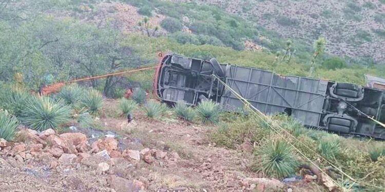 Sin respuesta empresa de autobús que cayó a barranco en Escalerillas; el chófer huyó