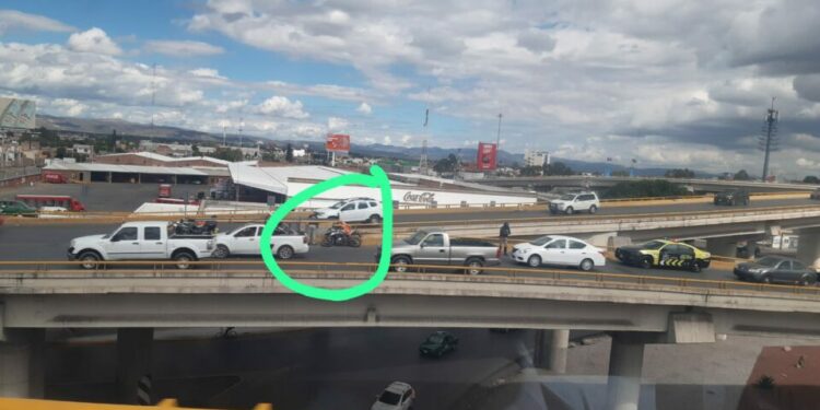 Muere motociclista tras caer del distribuidor Juárez