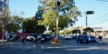 Realizan el encendido de semáforos inteligentes en el corredor vial Mariano Jiménez