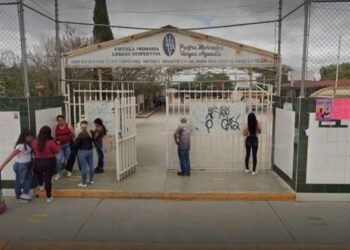 Padres de familia de la primaria Carlos Amador exigen se investigue a persona que amenazo a docentes con arma de fuego