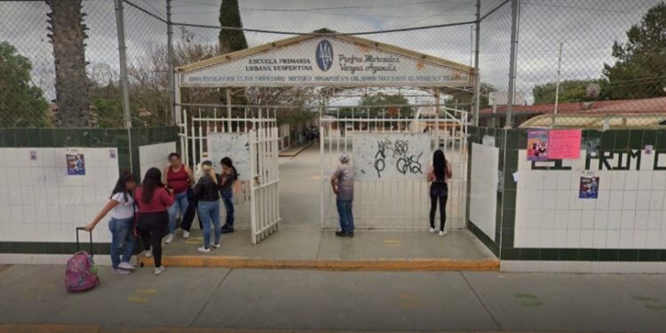 Padres de familia de la primaria Carlos Amador exigen se investigue a persona que amenazo a docentes con arma de fuego