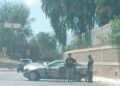 Carro se estampa contra muro en río Santiago