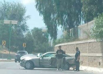 Carro se estampa contra muro en río Santiago