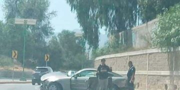 Carro se estampa contra muro en río Santiago