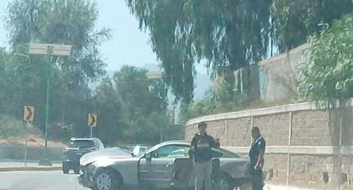 Carro se estampa contra muro en río Santiago