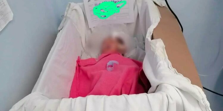 Recién nacido es colocado en una caja de cartón en hospital de Oaxaca; despiden al médico a cargo