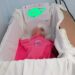Recién nacido es colocado en una caja de cartón en hospital de Oaxaca; despiden al médico a cargo