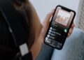 ¡Ahora Spotify! La app de música podría hacerte pagar por ver la letra de tus canciones
