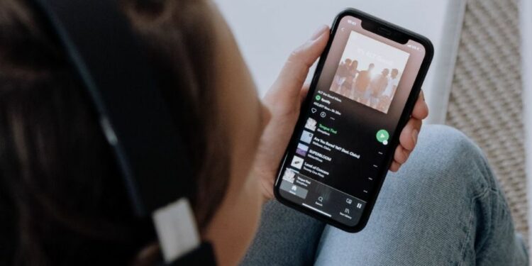 ¡Ahora Spotify! La app de música podría hacerte pagar por ver la letra de tus canciones