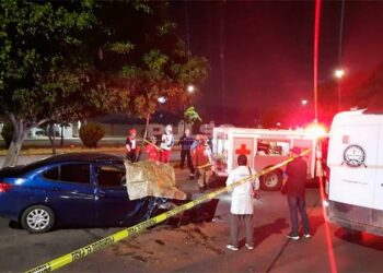 Muere hombre al chocar su auto contra árbol en la carretera 57