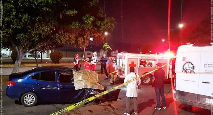 Muere hombre al chocar su auto contra árbol en la carretera 57