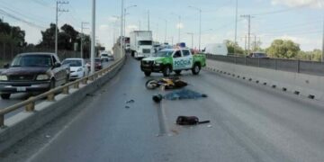 Motociclista pierde la vida al ser arrollado en puente de Periférico