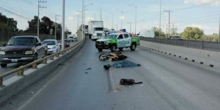 Motociclista pierde la vida al ser arrollado en puente de Periférico