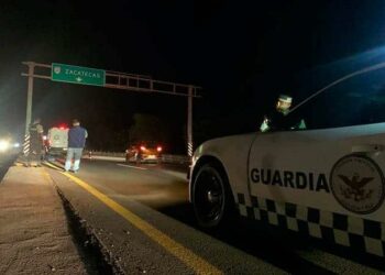 Muere joven en moto al chocar contra un poste