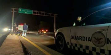 Muere joven en moto al chocar contra un poste