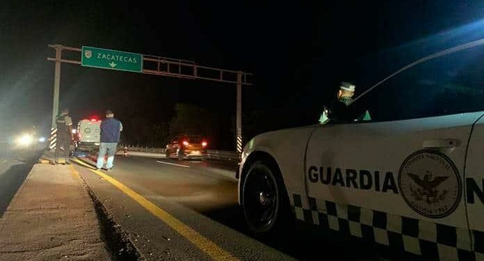 Muere joven en moto al chocar contra un poste