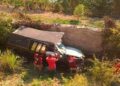 Mueren empleados funerarios al volcar carroza en Axtla