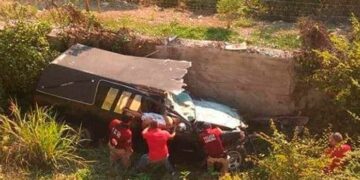 Mueren empleados funerarios al volcar carroza en Axtla