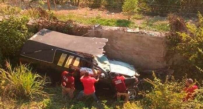 Mueren empleados funerarios al volcar carroza en Axtla