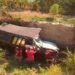 Mueren empleados funerarios al volcar carroza en Axtla