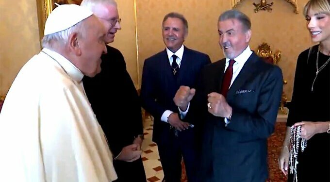 “¿Listo para boxear?”: Papa Francisco recibe a Sylvester Stallone en el Vaticano