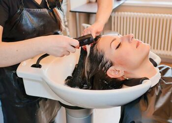 ¿Qué es el shampoo matizador y cómo usarlo para tapar las canas?