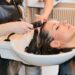 ¿Qué es el shampoo matizador y cómo usarlo para tapar las canas?