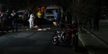 Menor en motocicleta embiste y da muerte a mujer en Cactus