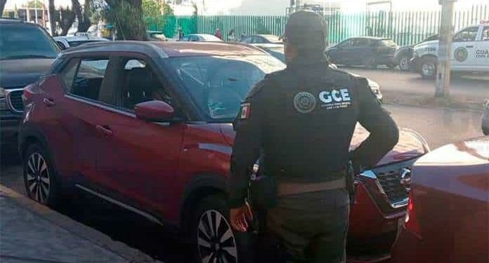 Se le olvidó donde dejó su camioneta y la reportó como robada