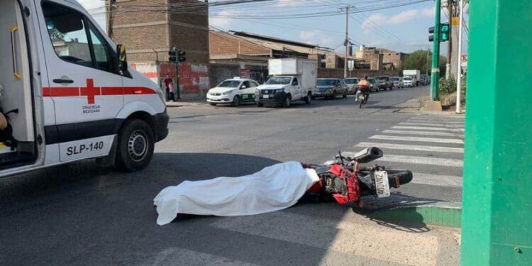 Muere motociclista arrollado por camión en la Zona Industrial