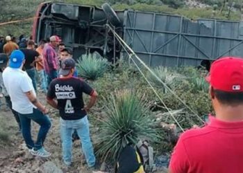 VIDEO: 10 muertos y al menos 18 heridos en volcadura de autobús de pasajeros