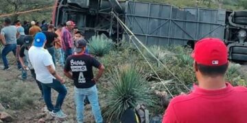 VIDEO: 10 muertos y al menos 18 heridos en volcadura de autobús de pasajeros