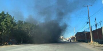 Arde basura y escombro en antigua tienda en Plaza Huastas