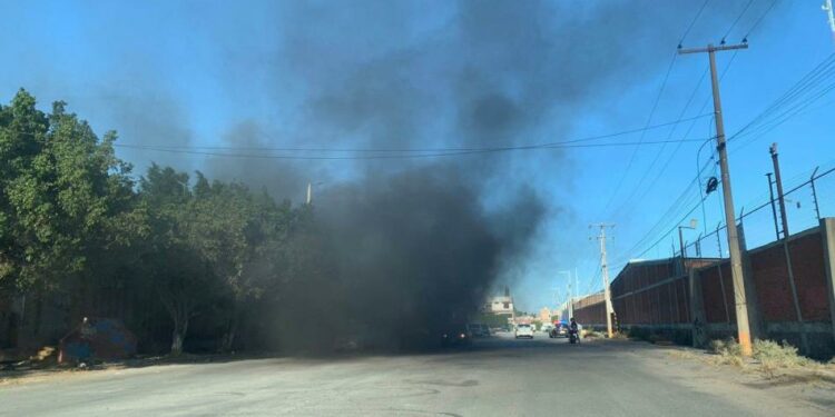 Arde basura y escombro en antigua tienda en Plaza Huastas
