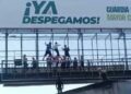 Rescatan a joven que pretendía saltar de puente peatonal