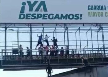 Rescatan a joven que pretendía saltar de puente peatonal
