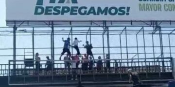 Rescatan a joven que pretendía saltar de puente peatonal