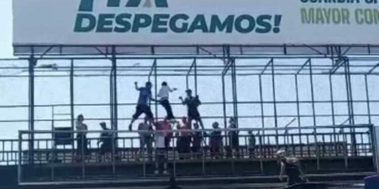 Rescatan a joven que pretendía saltar de puente peatonal