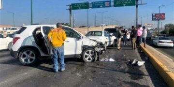 Choques en salida a Matehuala dejan 5 vehículos con daños y un lesionado