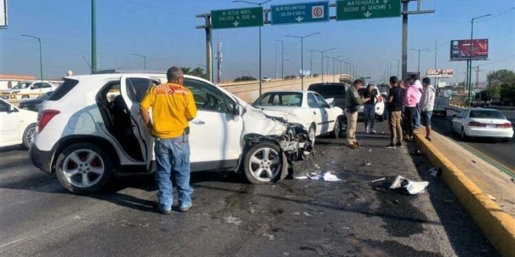 Choques en salida a Matehuala dejan 5 vehículos con daños y un lesionado