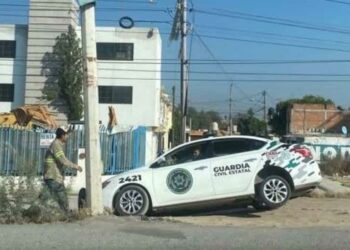 Patrulla de la Guardia Civil se atora en desnivel de la Simón Díaz